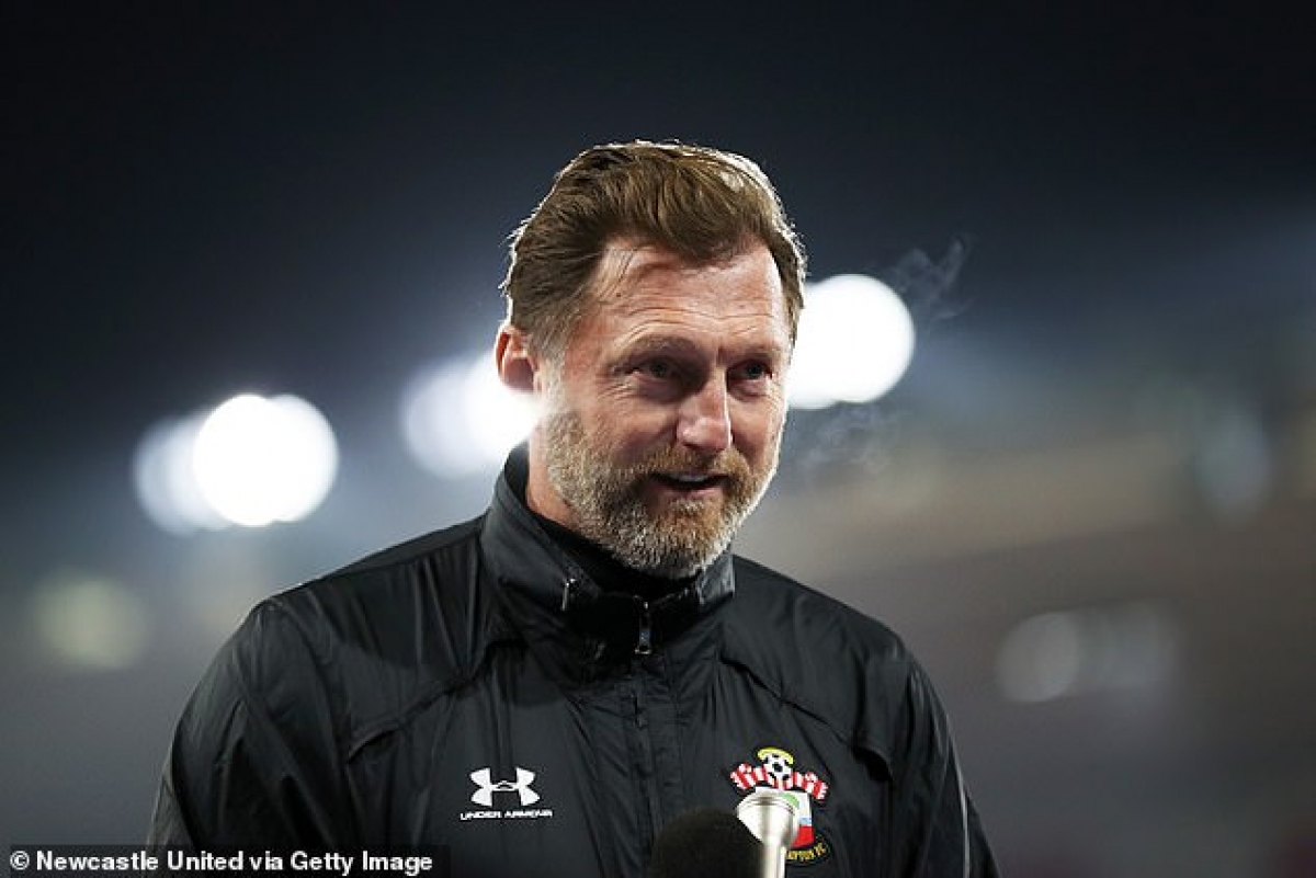 HLV Ralph Hassenhuttl phải tắt wifi khách sạn để ngăn các cầu thủ Southampton chơi games buổi đêm