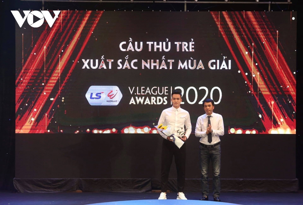 Bùi Hoàng Việt Anh giành giải Cầu thủ trẻ xuất sắc nhất mùa giải 2020