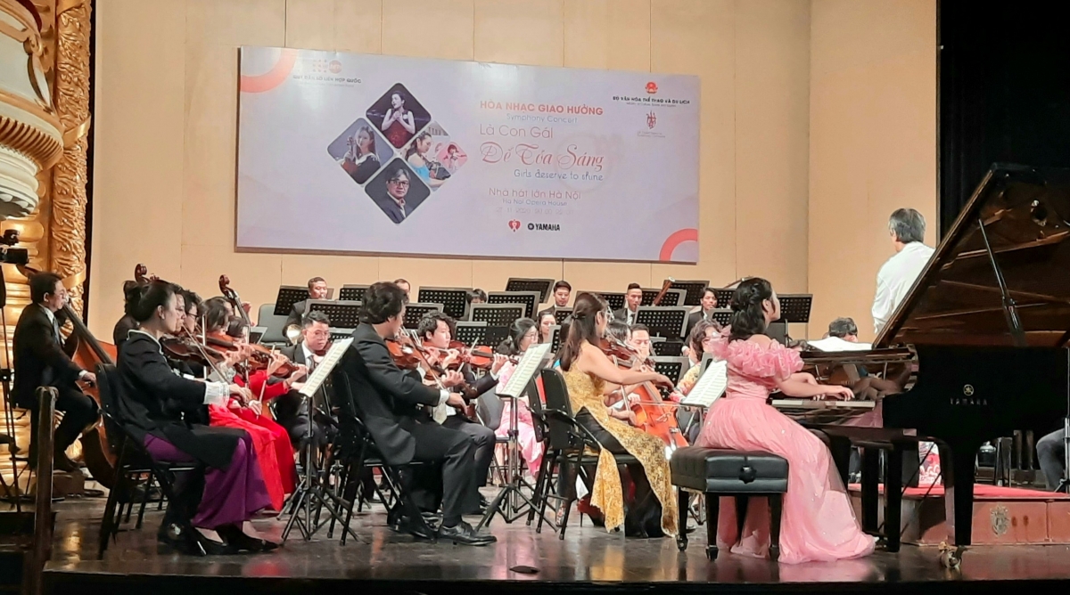 Nghệ sĩ Phạm Lê Phương (piano) 15 tuổi biểu diễn tại buổi hoà nhạc "Là con gái để toả sáng"
