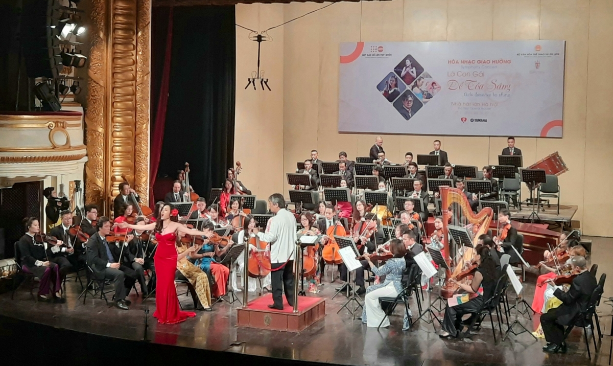 Nghệ sĩ Bùi Thị Trang (opera) tại buổi hoà nhạc "Là con gái để toả sáng"
