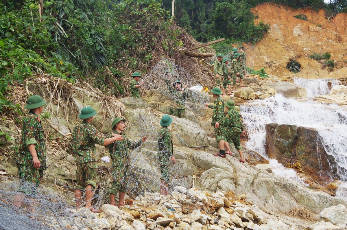 Lực lượng cứu hộ đang tiến hành nắn dòng Rào Trăng để tìm kiếm những nạn nhân còn mất tích