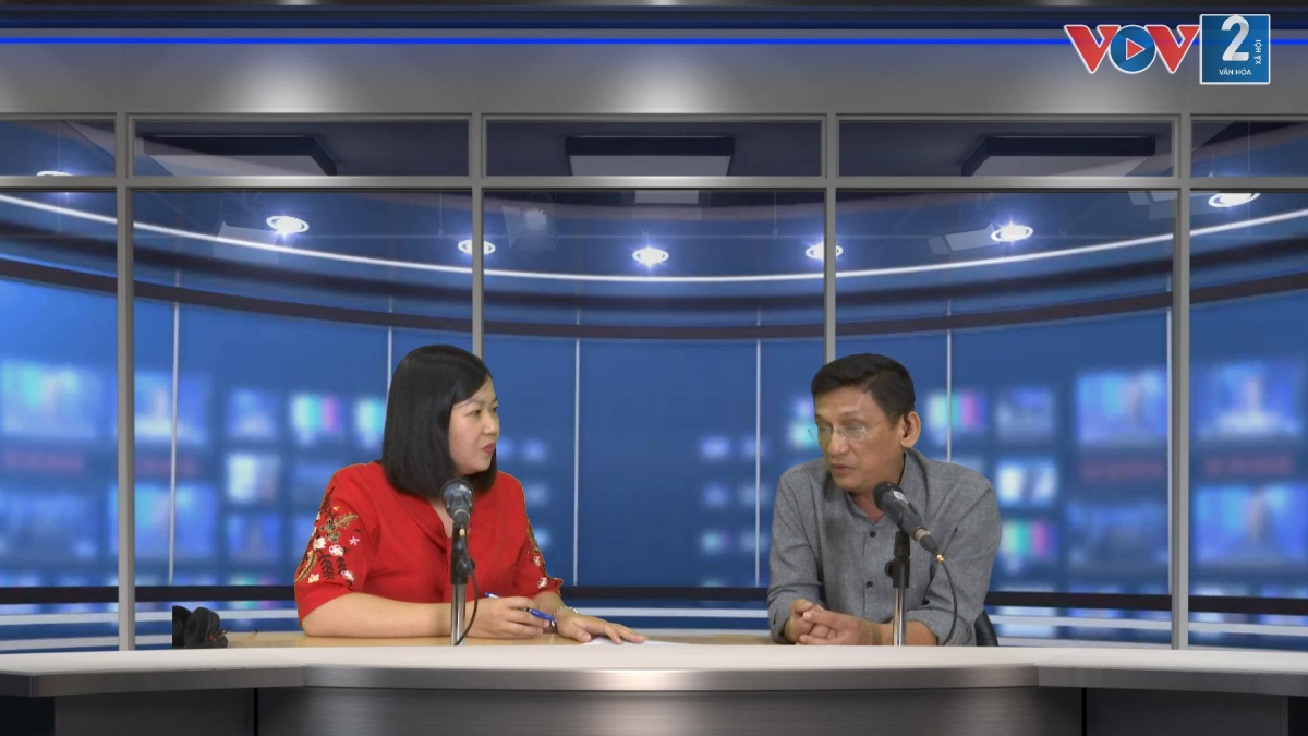 BTV VOV2 và ông Trần Ban Hùng tại phòng thu của Đài Tiếng nói Việt Nam