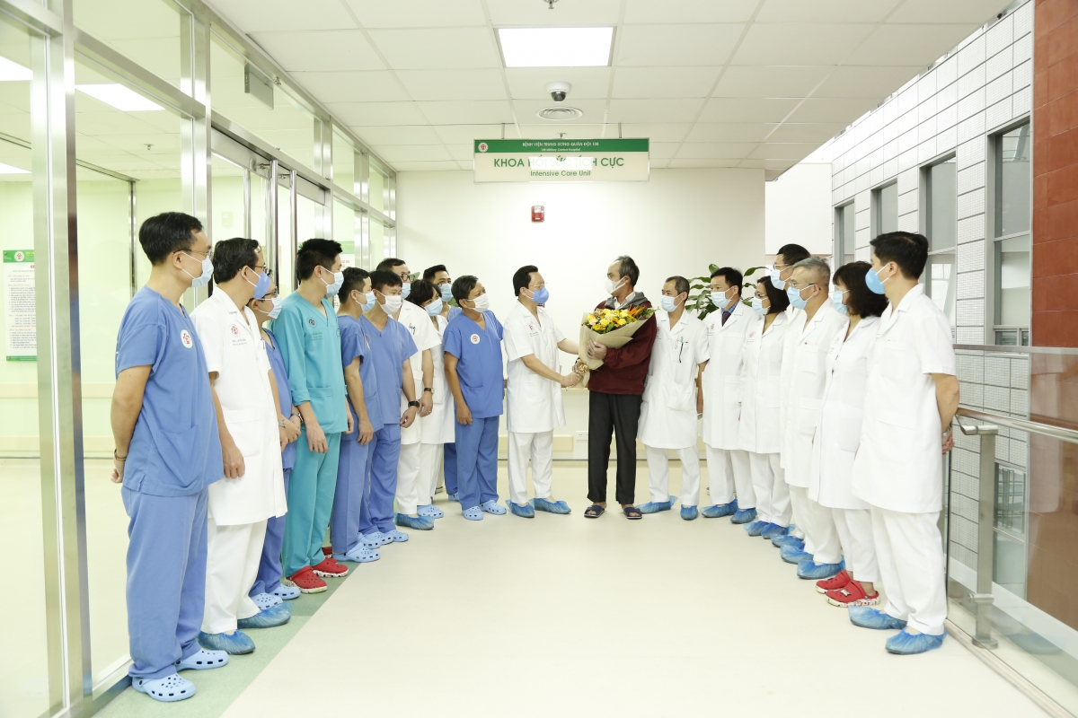 Ban Giám đốc BVTWQĐ108 chúc mừng BN ghép phổi ra viện (Ảnh: BV cung cấp)