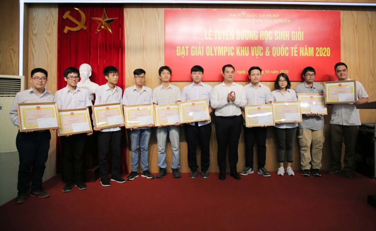 Tuyên dương các học sinh trường Chuyên KHTN đạt Giải Olympic năm 2020