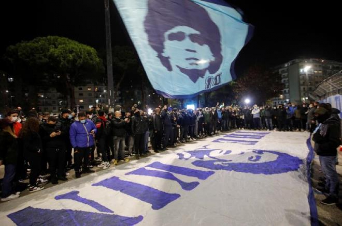 Người hâm mộ kéo đến quảng trường tưởng nhớ huyền thoại Maradona