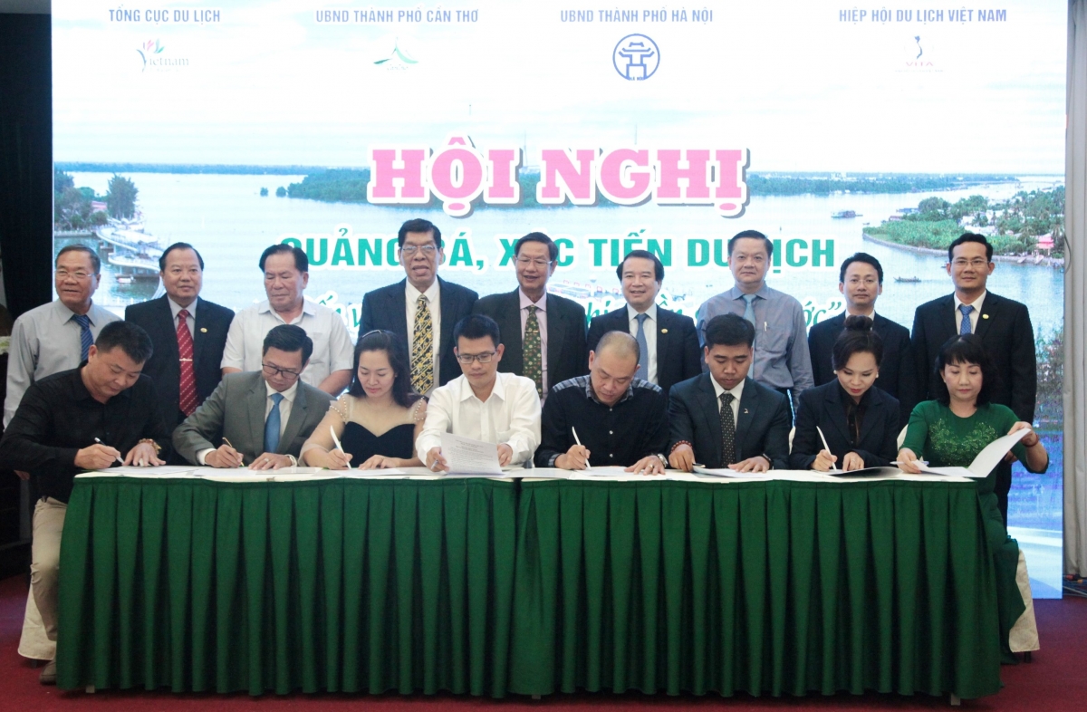 Các doanh nghiệp ký kết hợp tác tại hội nghị