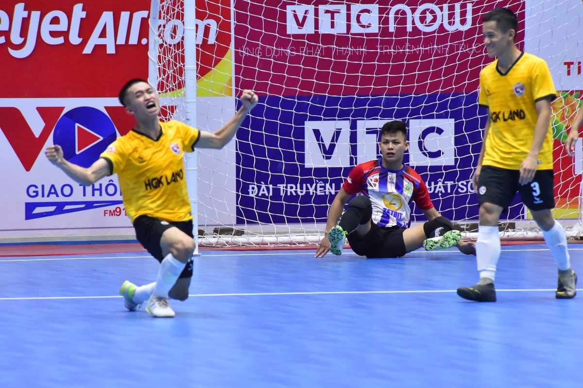 Hồng Nhân (vàng, trái) bất ngờ đưa HGK.DL dẫn điểm trước K.SG