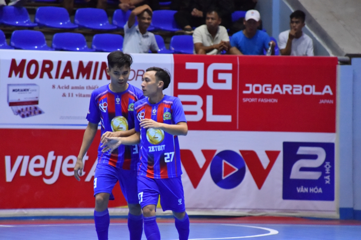 Tuấn Vũ (phải) ghi bàn gỡ hòa 1-1 cho K.SG