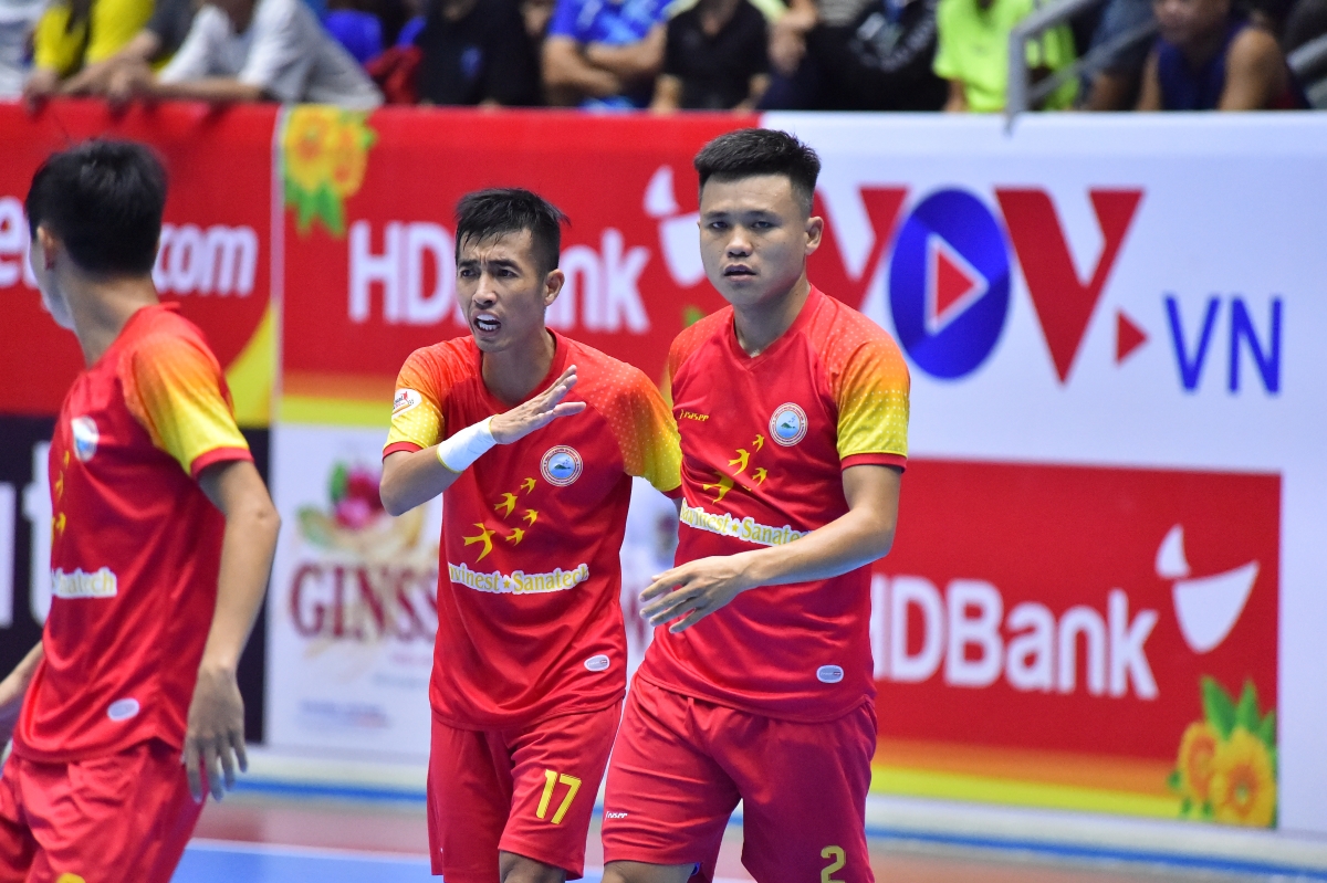 Đình Hùng (2) và Trọng Luân (17) phối hợp, khai thác tốt quả đá phạt gián tiếp, ghi bàn duy nhất cho SS.KH