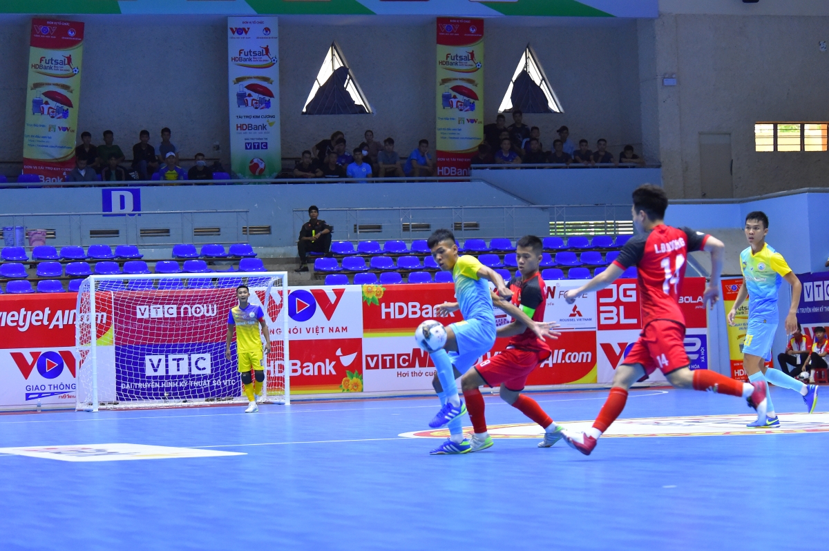 Ksor My Ser (xanh) bị quây kín bởi cầu thủ Cao Bằng trưởng thành rõ ràng sau giải futsal HDBank VĐQG