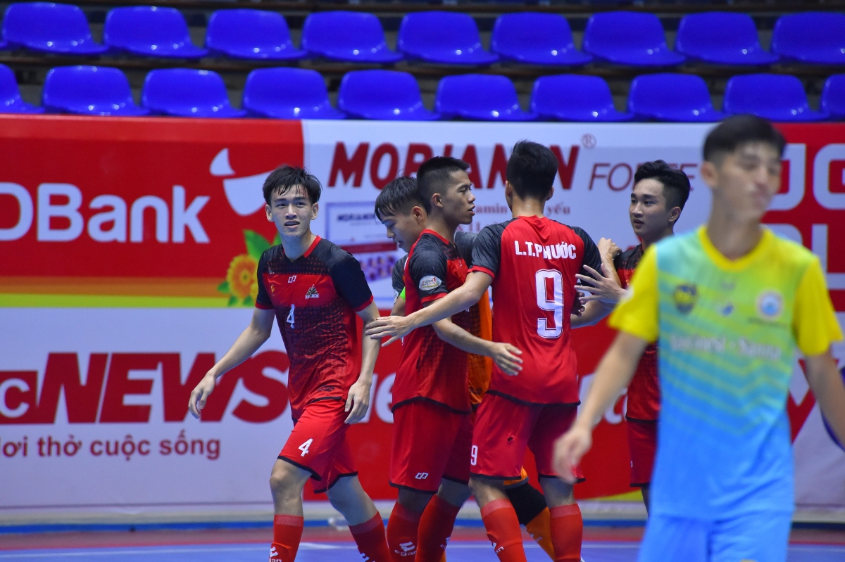 Cao Bằng (đỏ) giành chiến thắng 2-0 và tấm vé thứ 2 vào VCK cúp QG