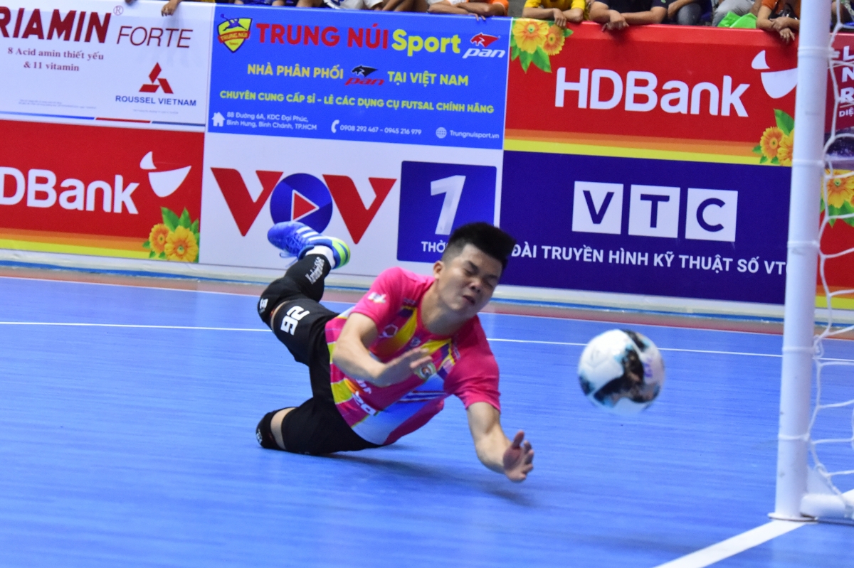 TM Vũ Văn Khá liên tiếp bị thủng lưới từ những sai lầm của đồng đội