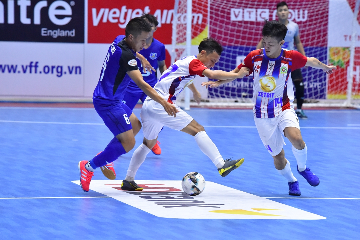 Tuấn Vũ (giữa) và Văn Nghĩa (phải) liên tiếp mắc sai lầm, tạo bước ngoặt cho chiến thắng 4-1 của TSN
