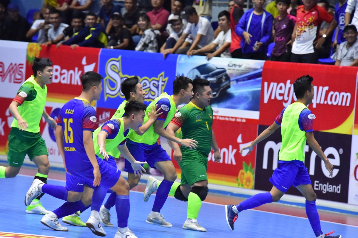 Hạnh phúc vỡ òa khi Phát Cổn ghi bàn ấn định chiến thắng 2-1 chỉ 3 giây trước khi kết thúc trận đấu