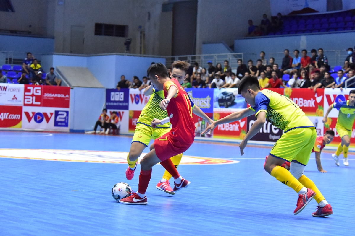 Trọng Luân (Đỏ) nhảy múa trong vòng vây các cầu thủ Cao Bằng, ghi 2 siêu phẩm đậm tinh hoa futsal