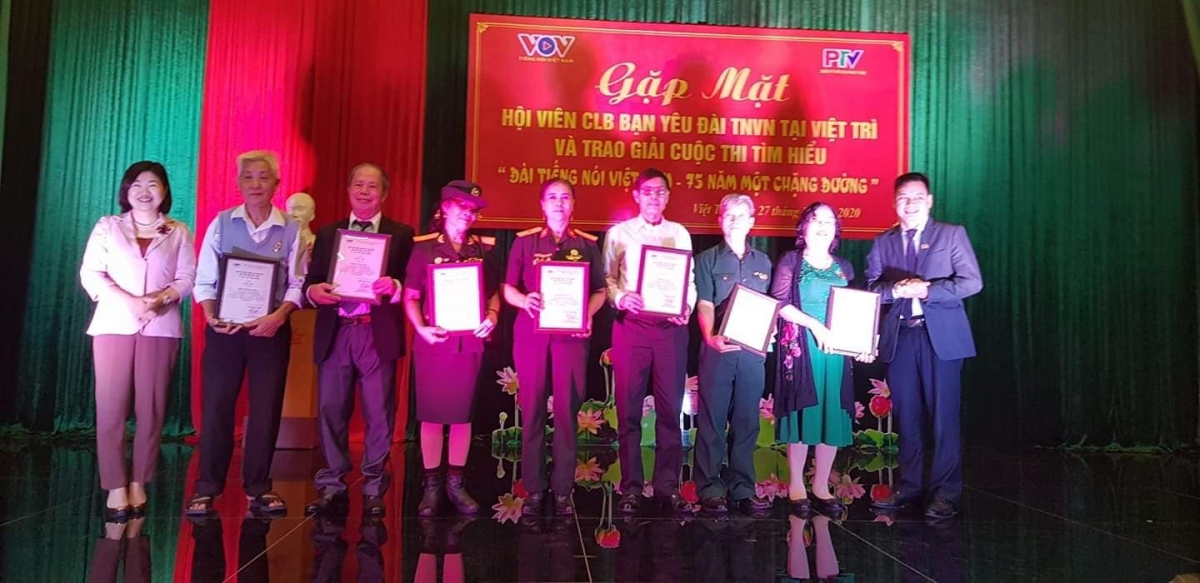 Trao giải cho các tác giả đạt giải Ba