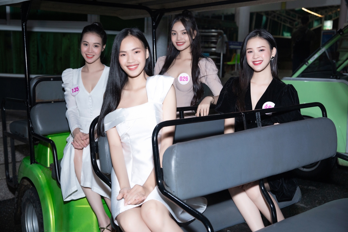 Các thí sinh "thả lòng" với Hồ Mây - Đà Lạt giữa Vũng Tàu
