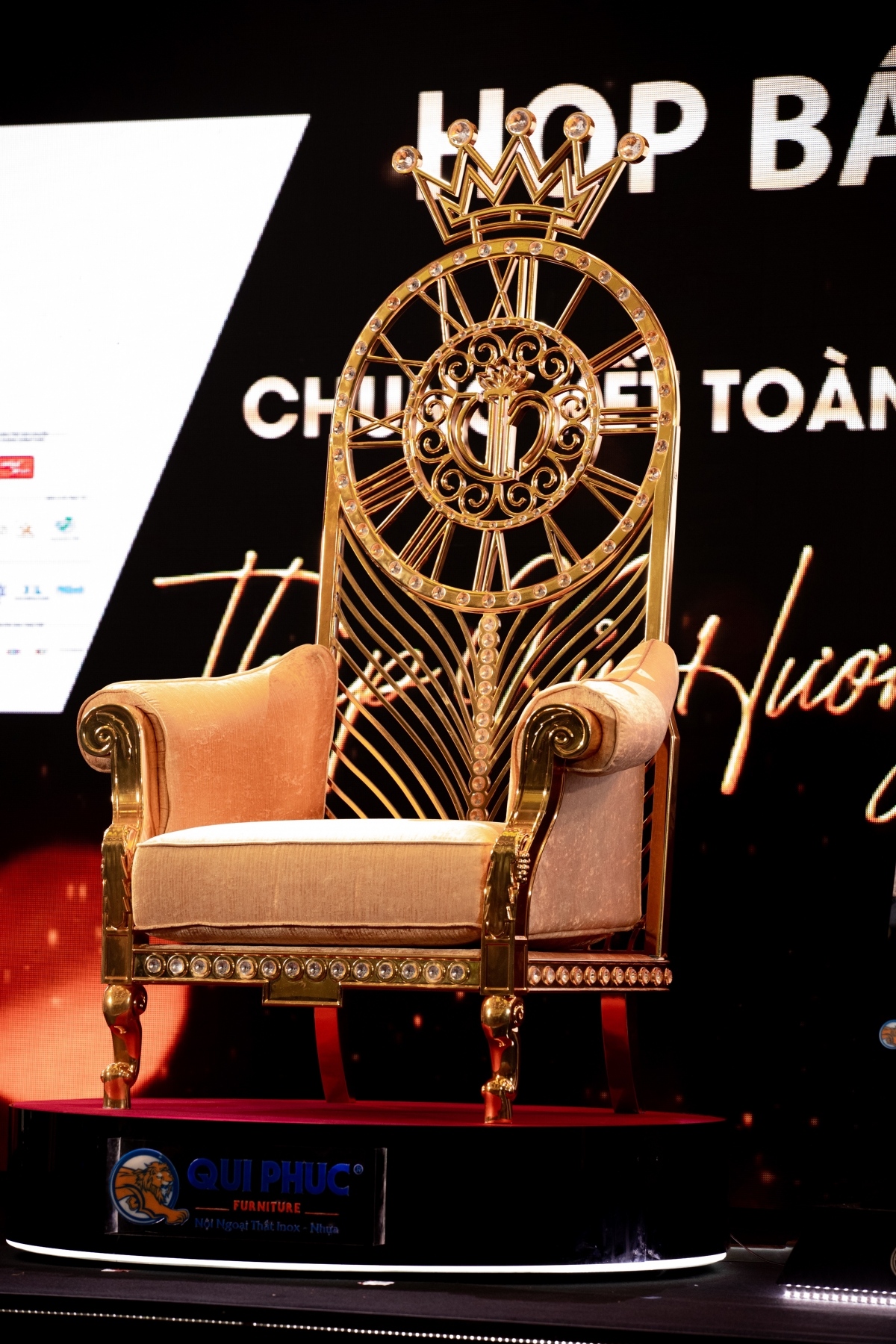 Ghế đăng quang - nổi bật với hình ảnh chiếc đồng hồ và vương miện cách điệu, tô điểm thêm vẻ đẹp rạng ngời, tỏa sáng của tân Hoa hậu trong thời khắc đăng quang