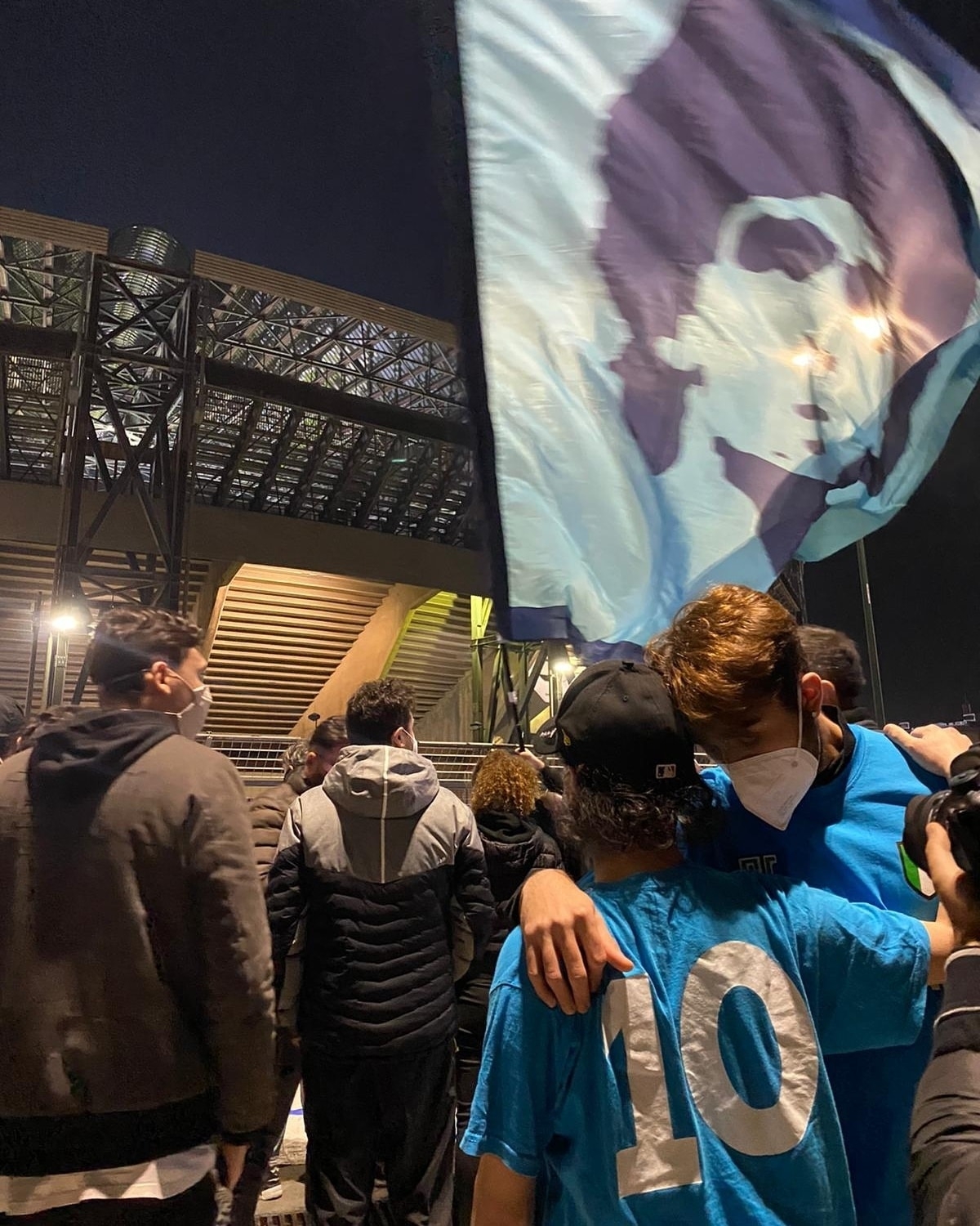 CĐV của CLB Napoli đổ về sân San Paolo (Ảnh: SSC Napoli)