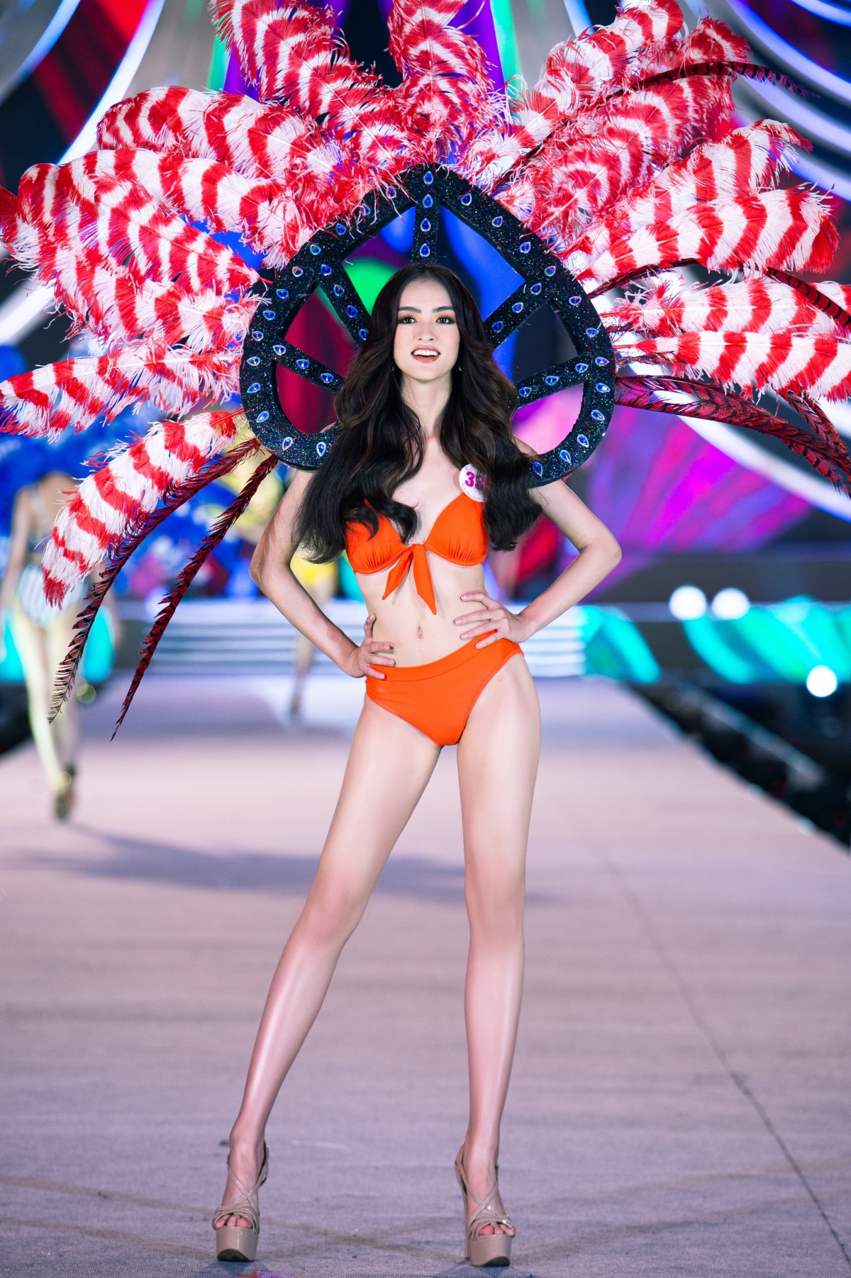 Cuộc đua đường cong của các cô gái đêm thi Người đẹp Biển năm nay thật sự rực lửa.