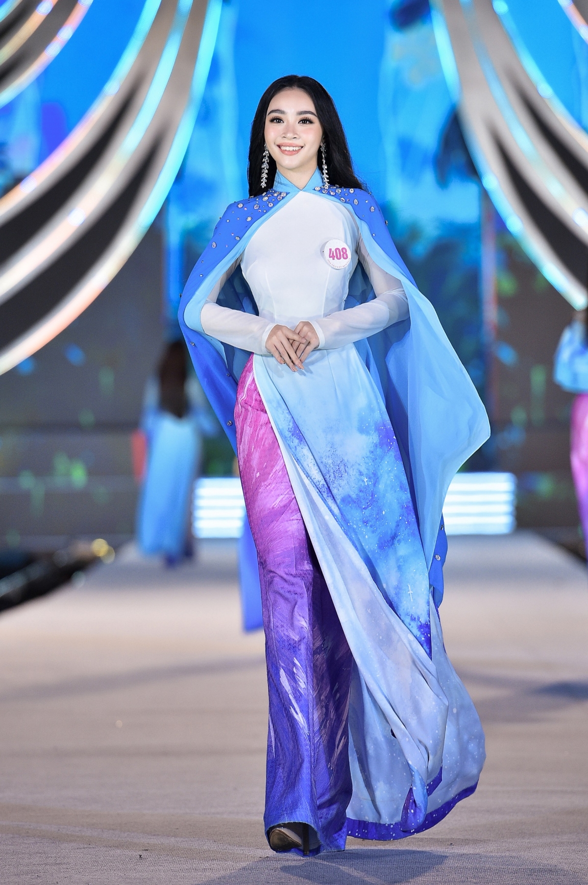 Tông màu đặc trưng của biển, được cách điệu bằng những mảng khối 3D hiện đại, gợi nhớ về một đại dương đầy huyền bí, kì diệu, mang màu sắc thần tiên.