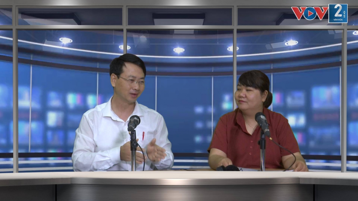 Ông Nguyễn Tiến Đạt – Giám đốc Công ty Du lịch AZA trao đổi với phóng viên VOV2 trong phòng thu trực tiếp
