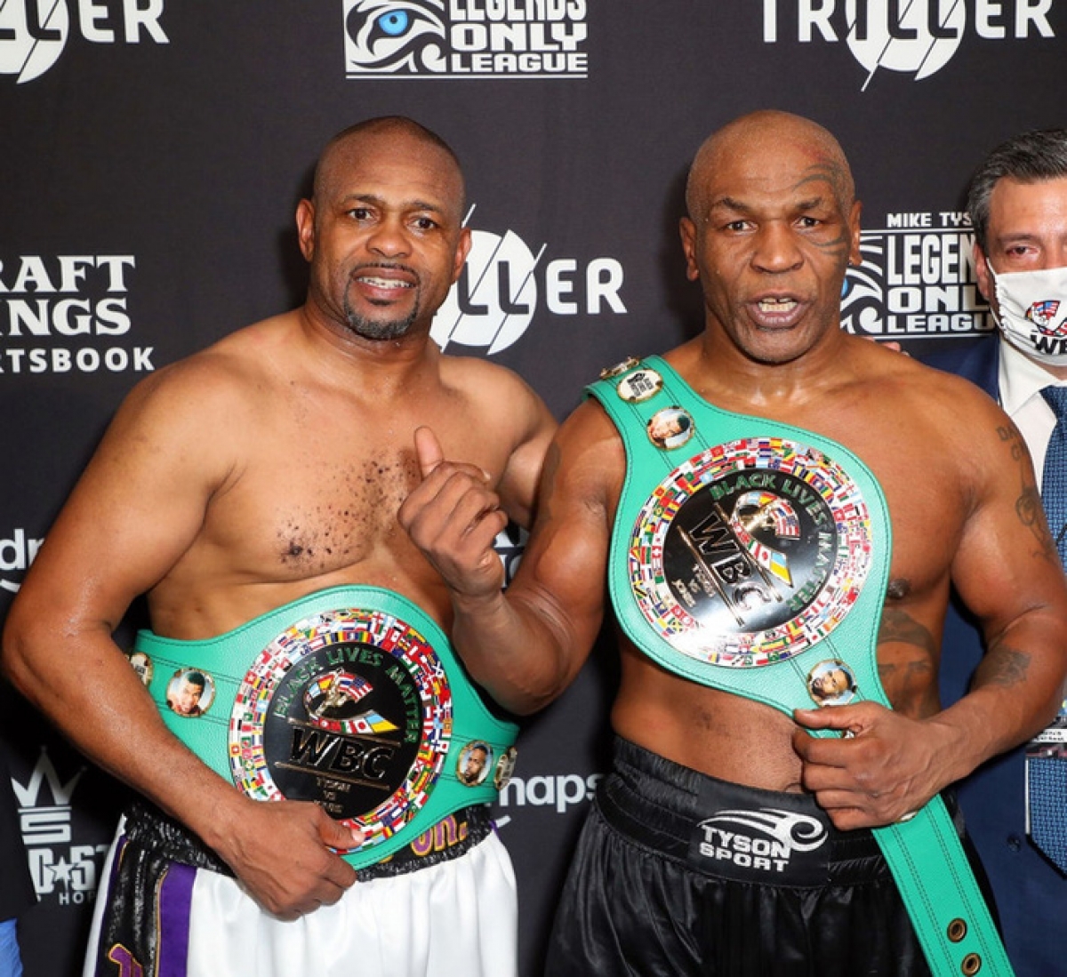 Mike Tyson và võ sỹ Roy Jones Jr. sau trận đấu