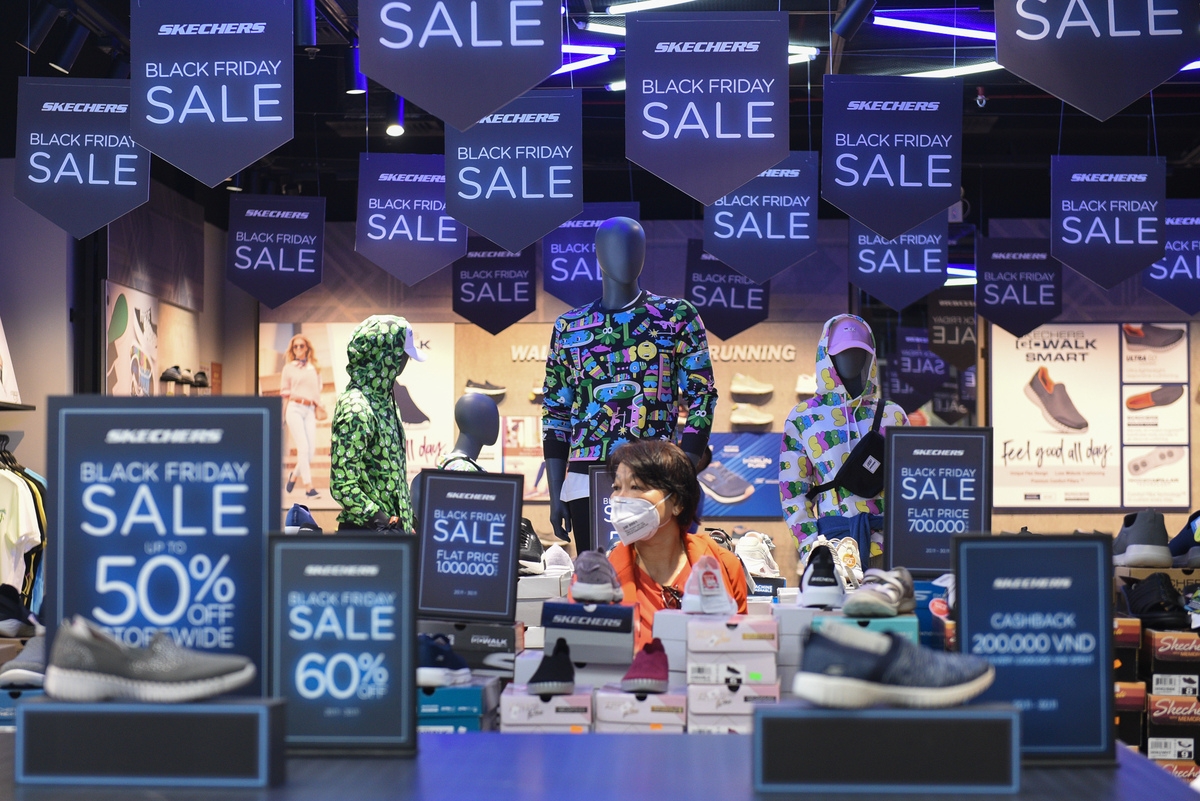 Giảm giá dày đặc trong ngày Black Friday