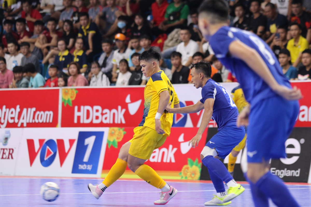 Pivo Đắc Huy (vàng) là "ngoại binh" chất lượng cho Sahako từ lượt về giải VĐQG