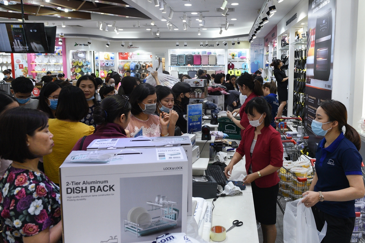 Một quầy hàng tại Vincom Bà Triệu đông kín khách mua