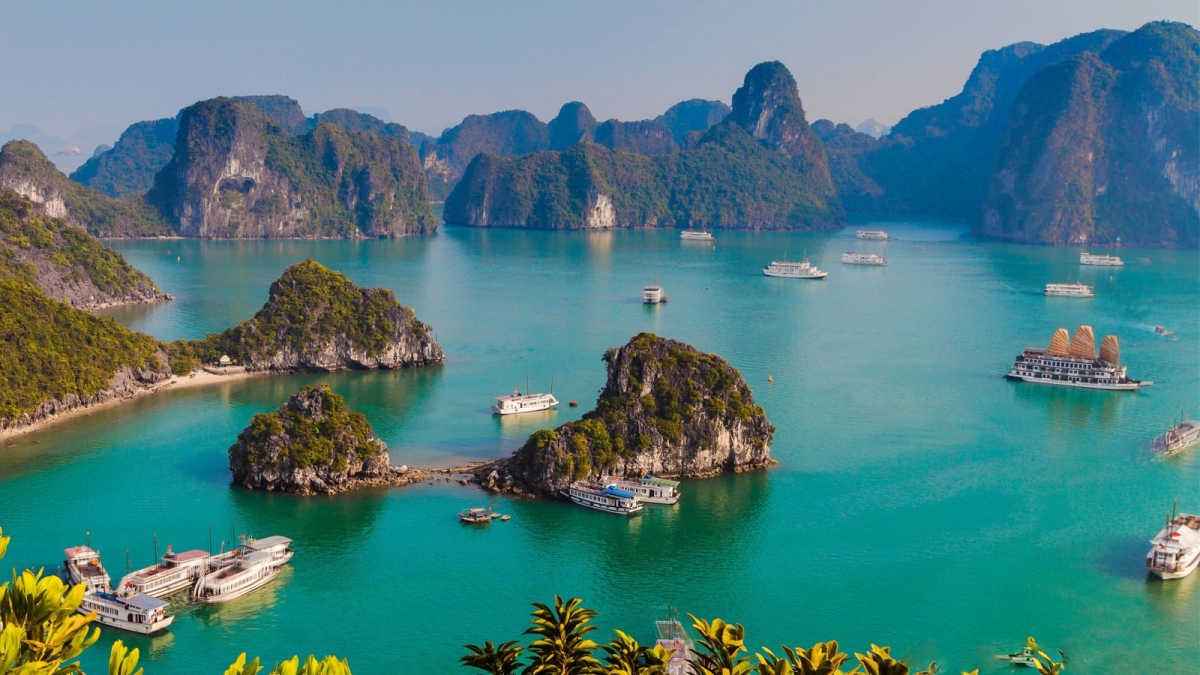 Vịnh Hạ Long (Quảng Ninh).