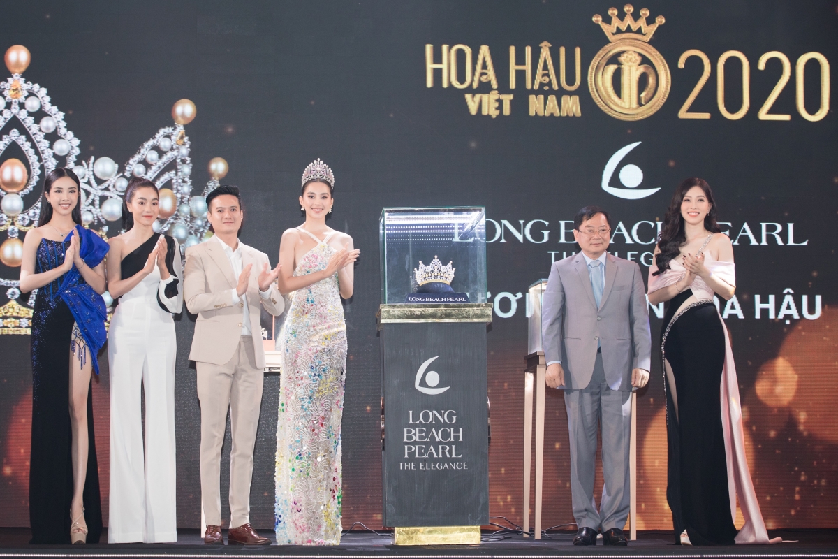 Hình ảnh những mảnh vỏ sò ôm trọn những viên ngọc trai quý giá, như hé mở và lan tỏa may mắn đến chủ nhân sở hữu