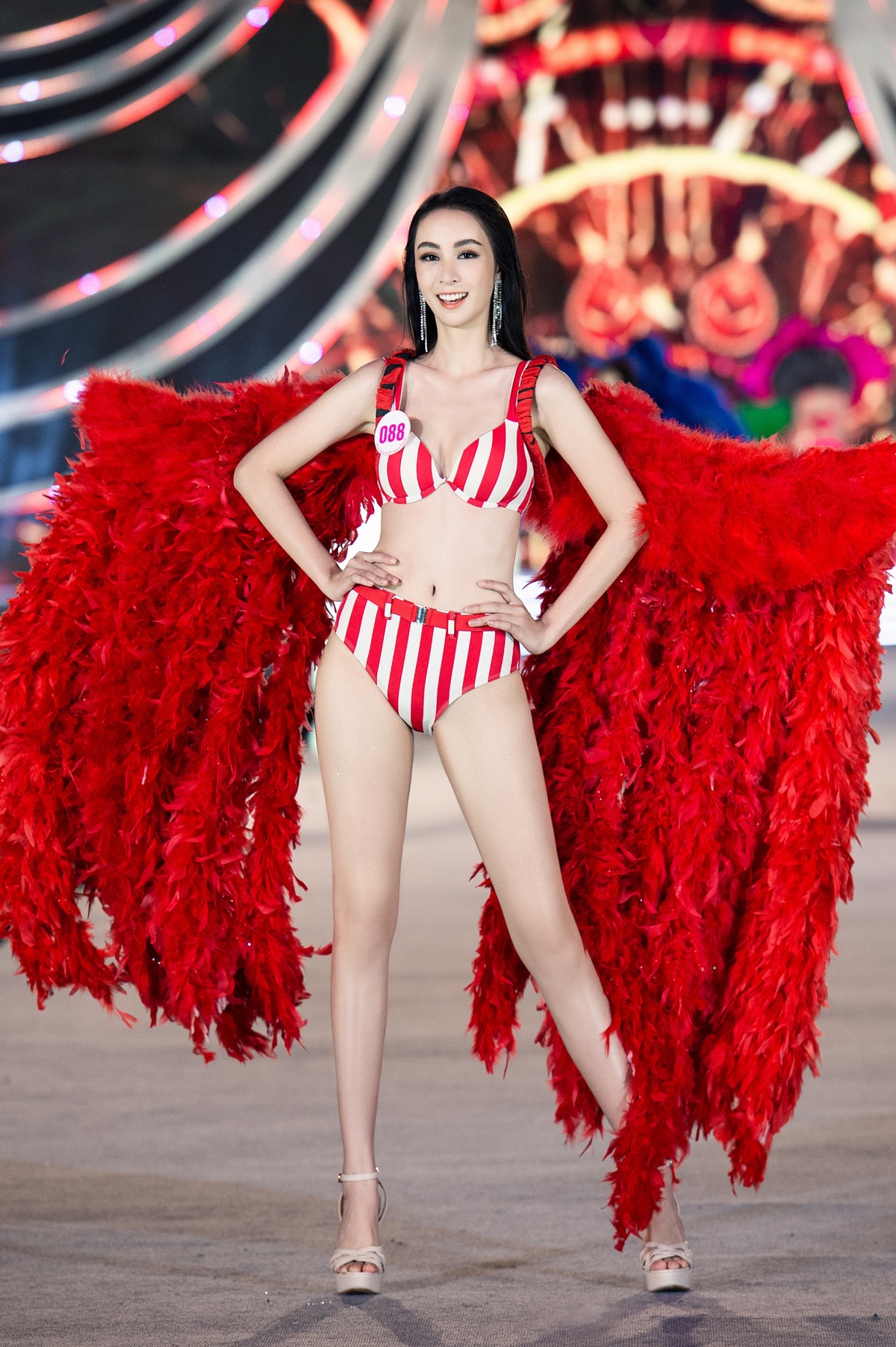 Catwalk đầy tự tin, khỏe khoắn trên sàn runway với số đo ba vòng mơ ước khiến bất cứ cô gái nào cũng phải thầm ngưỡng mộ các thí sinh HHVN.