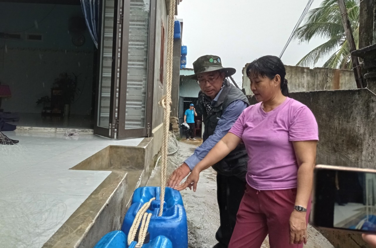 PGS.TS Lê Anh Tuấn và chị Nguyễn Thị Chín nói về cách buộc dây thừng vào can nước