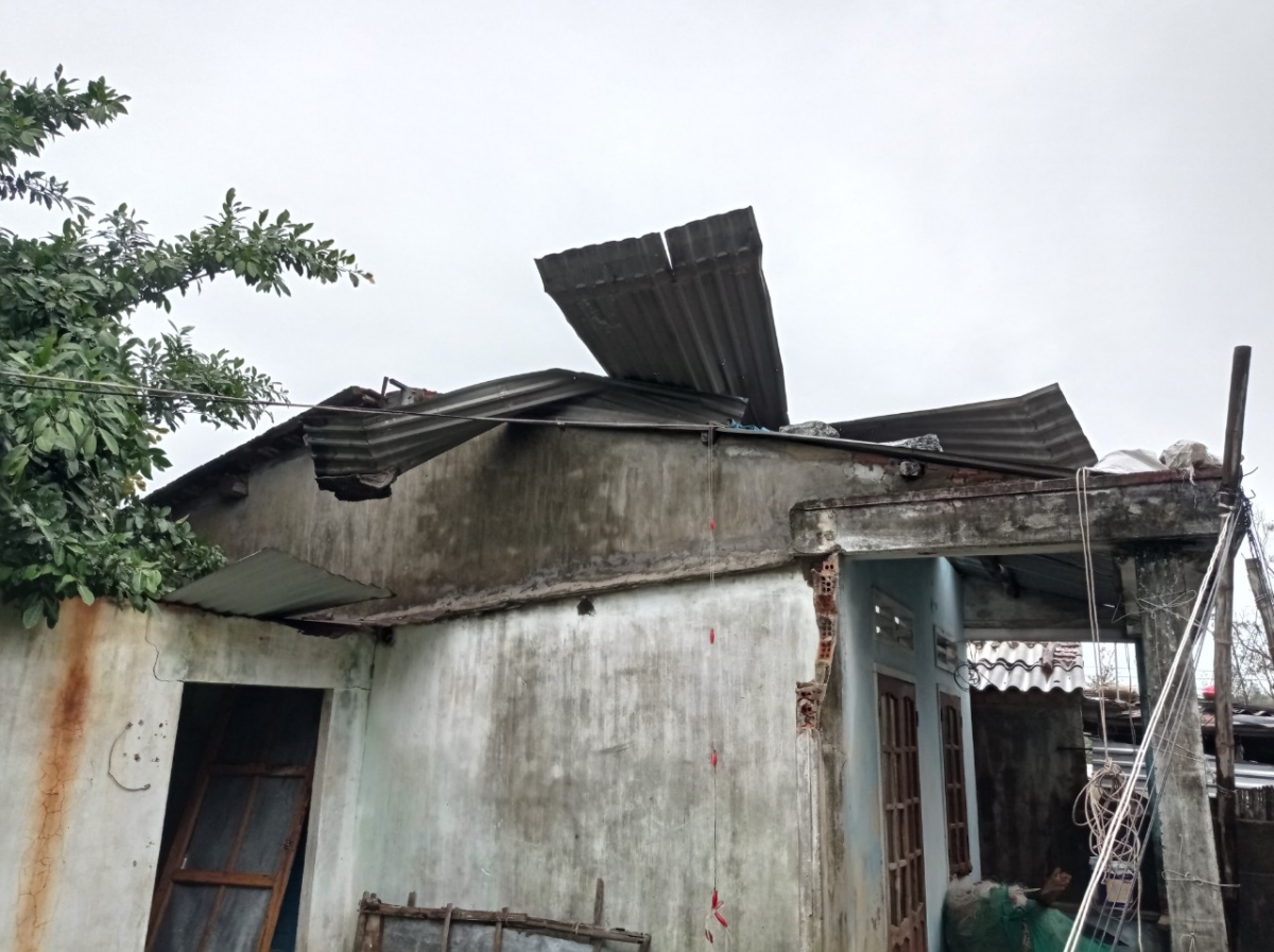 Nhiều nhà bị gió thổi bay cả mái tôn