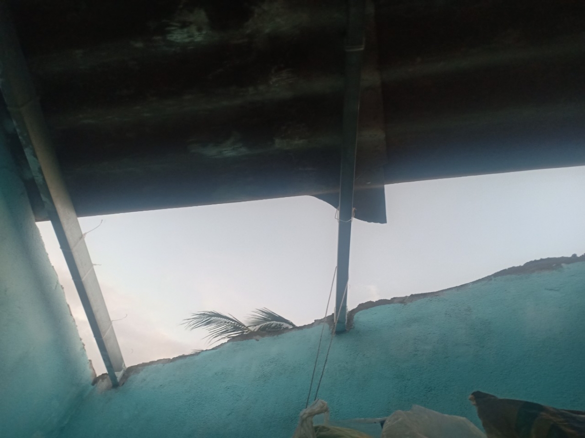 Phần tôn bị gió thổi bay