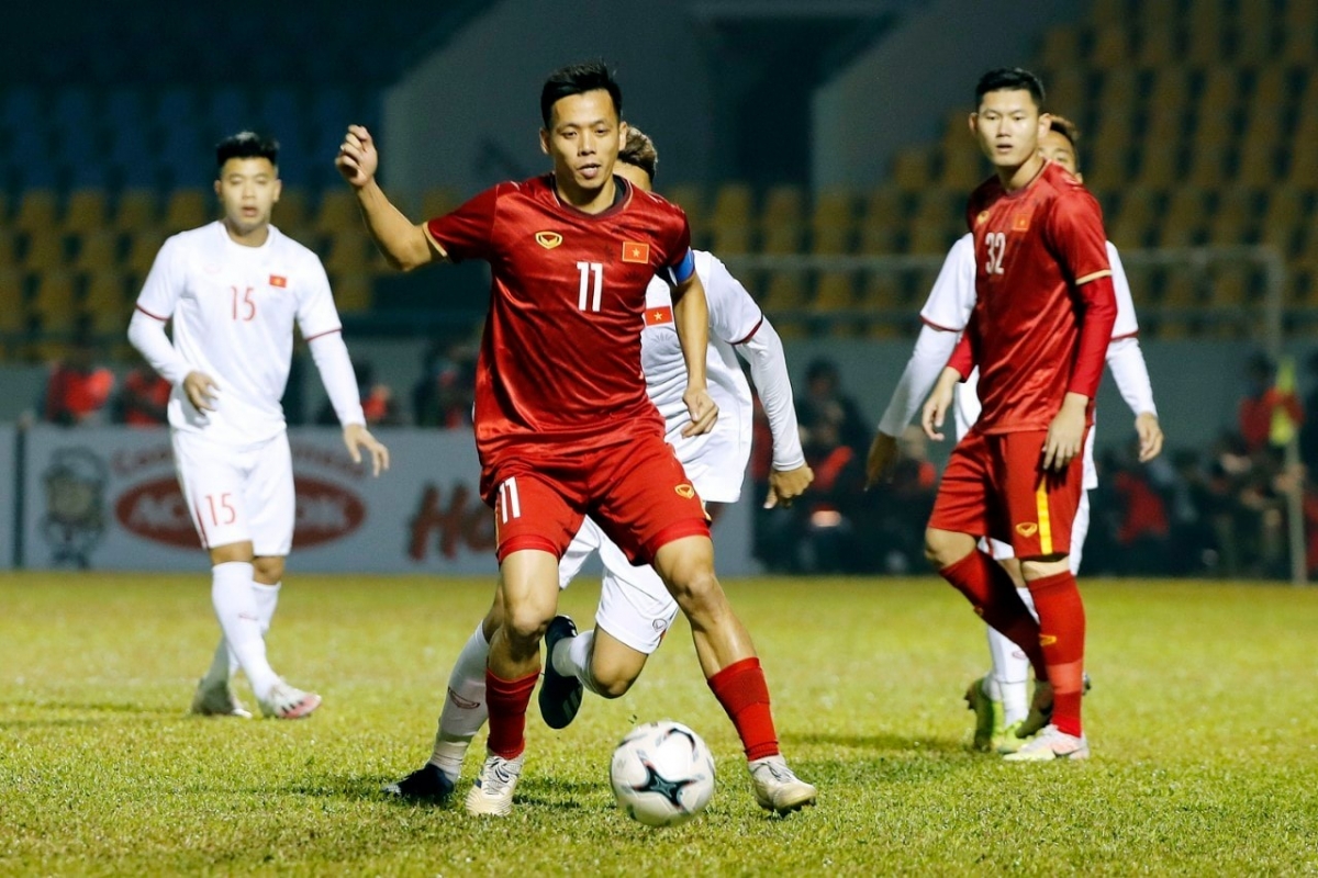 Văn Quyết (áo đỏ) trở lại đội tuyển sau hai năm vắng mặt