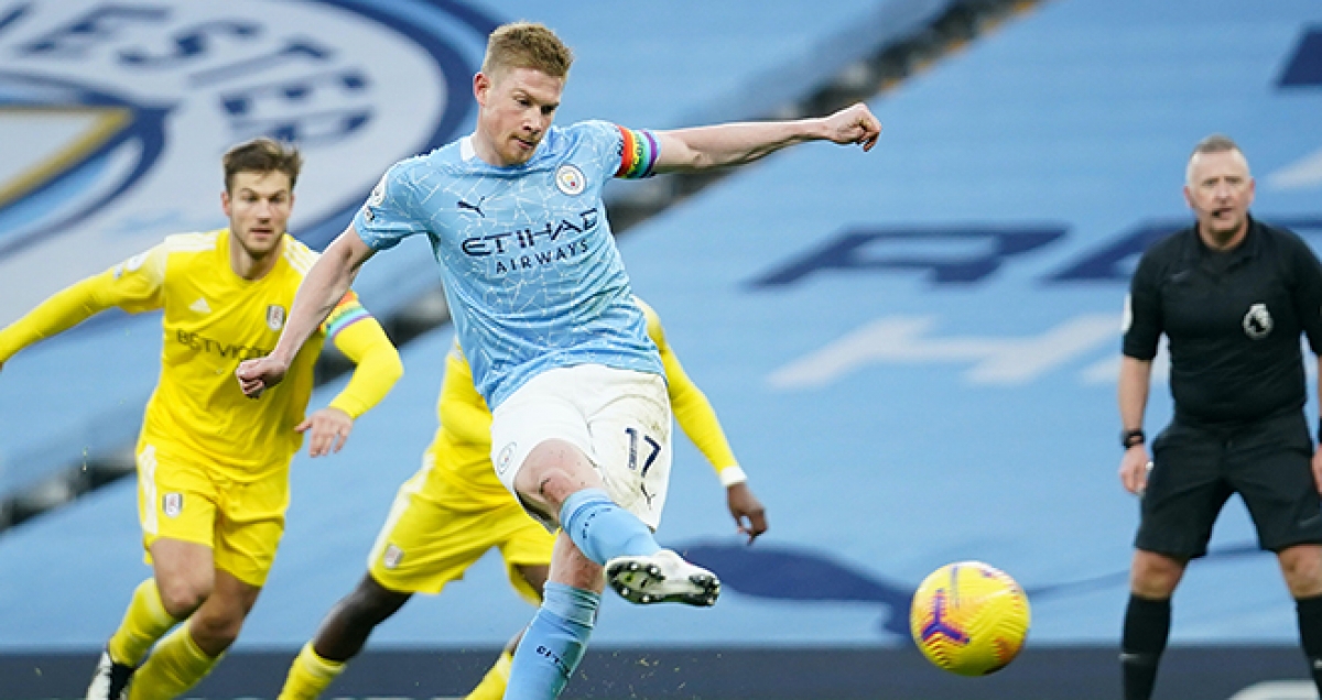 Kevin De Bruyne thực hiện thành công quả đá penalty ấn định chiến thắng 2-0 cho Man City