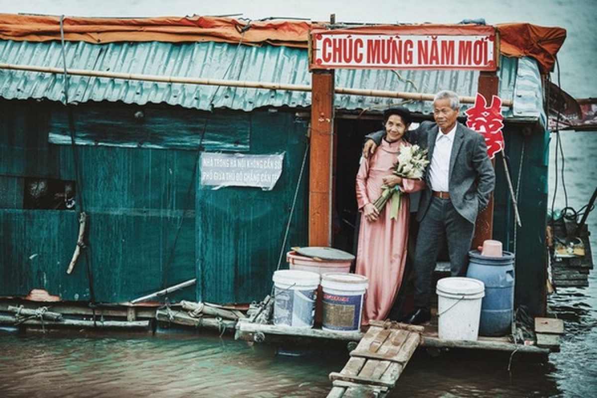 Bức ảnh cưới của ông bà được các bạn trẻ chụp tặng