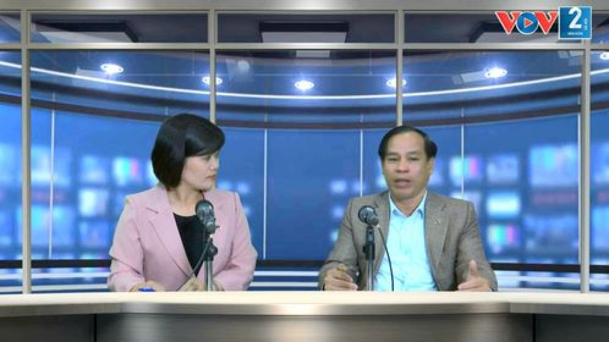Nhà báo Phạm Ngọc Thủy trao đổi với phóng viên VOV2 tại phòng thu trực tiếp