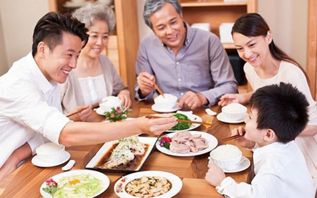 Bữa cơm gia đình - biểu tượng của nếp nhà người Việt