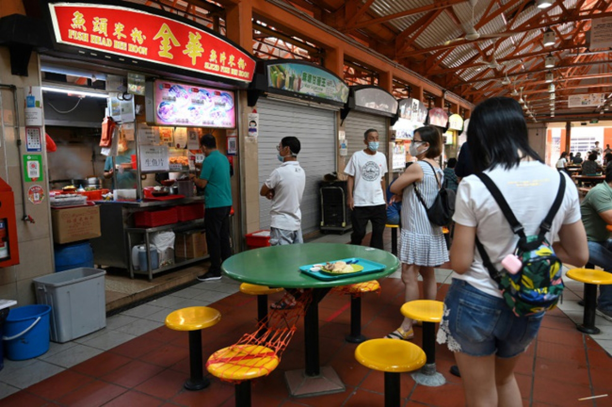 Gian hàng bán hàng rong phản ánh xã hội đa văn hóa của Singapore và “văn hóa thịnh vượng” trong một môi trường đô thị cao