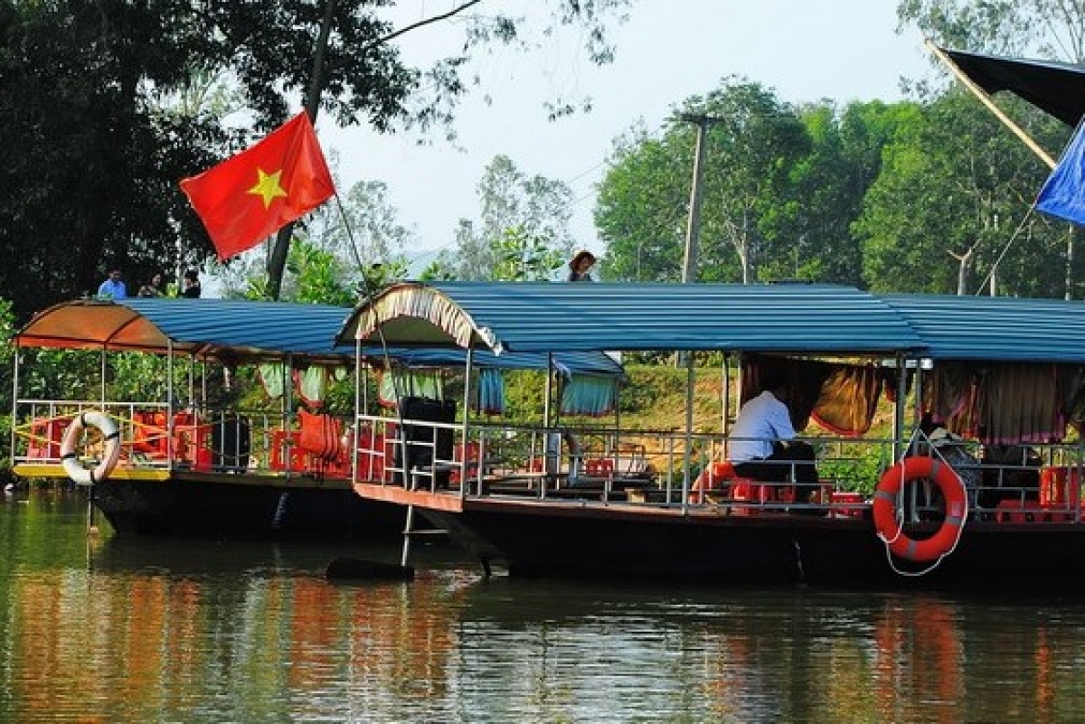 Để tới được đảo chè, du khách phải di chuyển bằng thuyền máy khoảng 20 phút