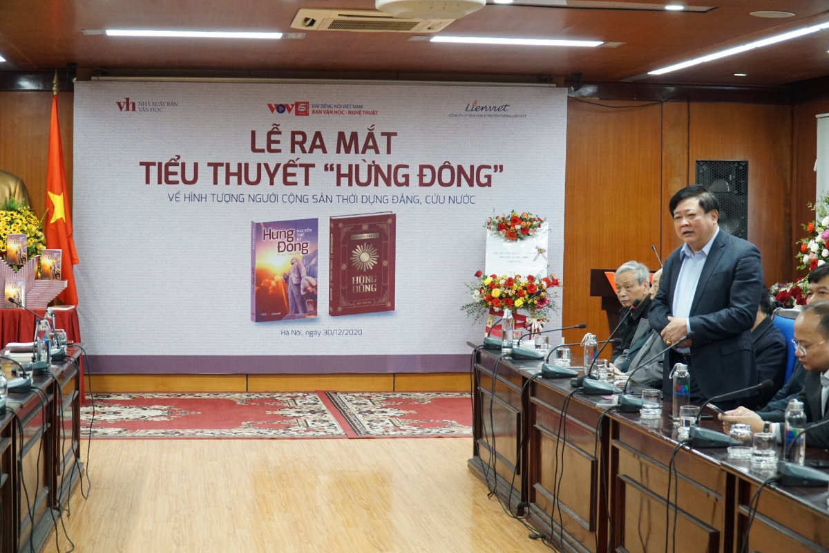 “Hừng Đông” là cuốn tiểu thuyết tư liệu về Phan Đăng Lưu (5/5/1902 - 28/8/1941) - nhà cách mạng tiền bối, một trí thức tiêu biểu xuất sắc của Đảng và nhân dân ta