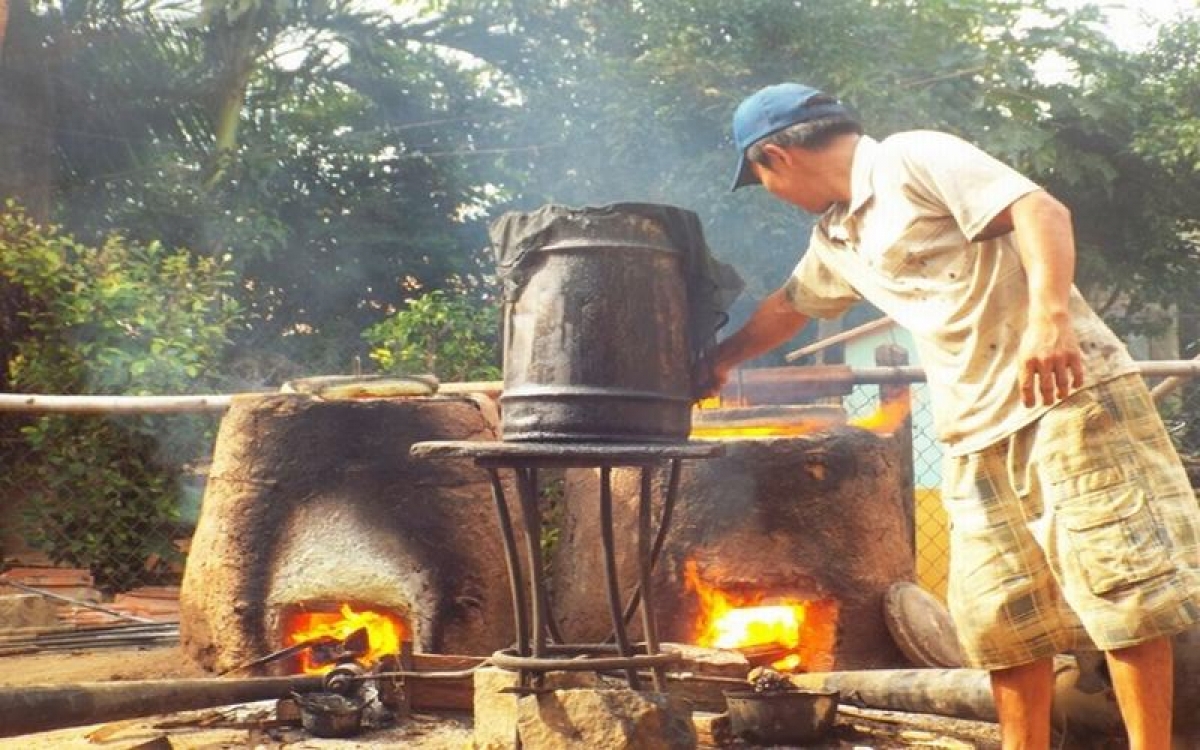 Nấu chảy đồng trước khi rót vào khuôn