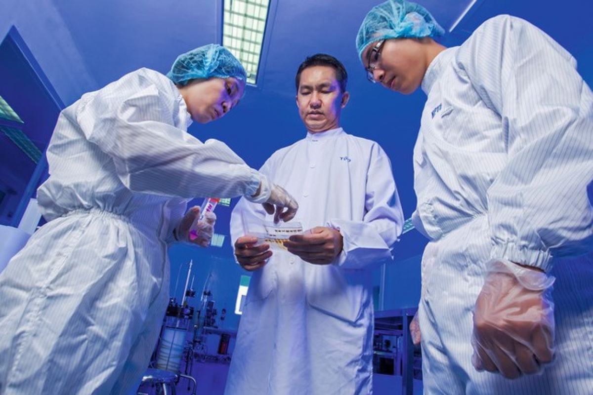 Ông Hồ Nhân cùng các đồng nghiệp nghiên cứu vacxin Covid-19