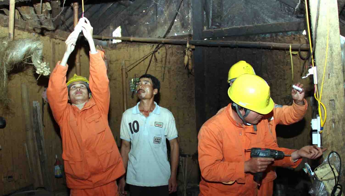 Công nhân điện lực thành phố Lai Châu sửa chữa điện cho hộ nghèo ở xã Nậm Lỏong