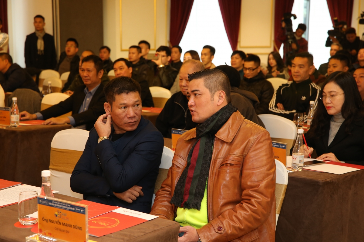 "Cơn lốc biên phải" Hải Biên (áo đen) và trung vệ Nguyễn Mạnh Dũng tái ngộ trong màu áo Thể Công vào ngày 20/12