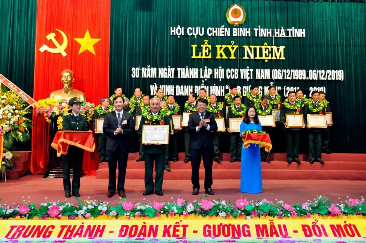 Cựu chiến binh Nguyễn Việt Dũng được vinh danh
tại lễ kỷ niệm 30 năm thành lập Hội của CCB tỉnh Hà Tĩnh