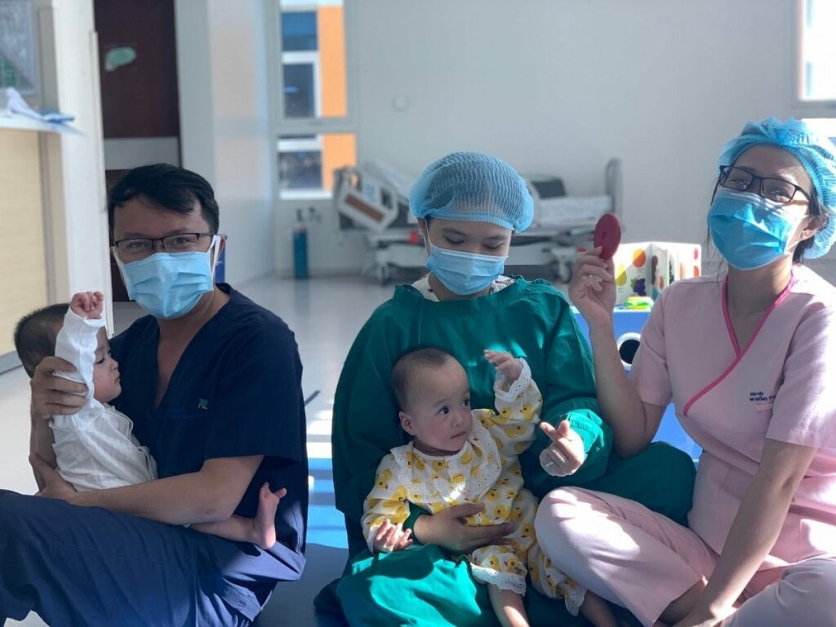 Song Nhi trong vòng tay cha mẹ sau khi được tách rời thành công